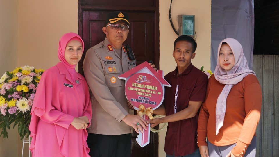 Hari Bhayangkara ke-80, Polres Mojokerto Kota Hadirkan Kebahagiaan Lewat Bedah Rumah Tak Layak Huni