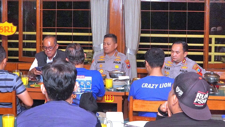 Tepati Janji Rawat Kedamaian Sepak Bola, Kapolresta Malang Kota Bersama Polda Jatim Pertemukan Aremania dan Bonek di Pasuruan