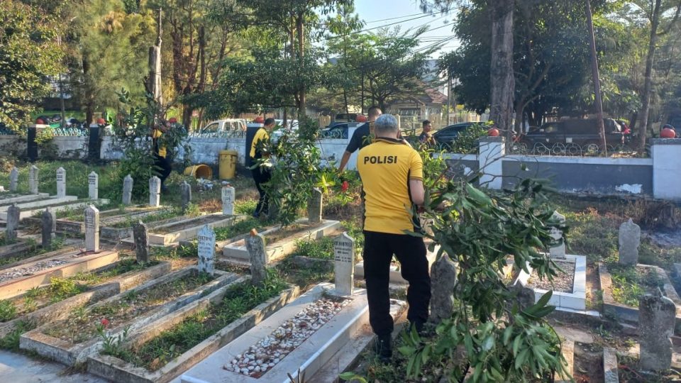 Jelang HUT ke-81 RI Polresta Malang Kota Bersama TNI-DLH Karya Bhakti di TMP Suropati, Wujud Penghormatan kepada Pahlawan