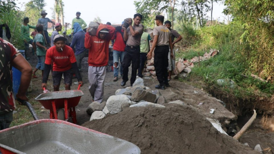 Jembatan diharapkan bisa mempermudah mobilitas warga sekaligus memperlancar aktivitas ekonomi masyarakat antara Desa Ringinanom dan Desa Karanggondan