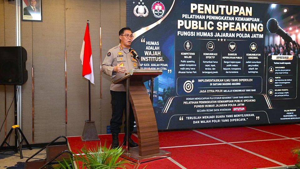 Kabid Humas Polda Jatim Tutup Pelatihan Public Speaking, Tekankan Komunikasi Jujur dan Transparan