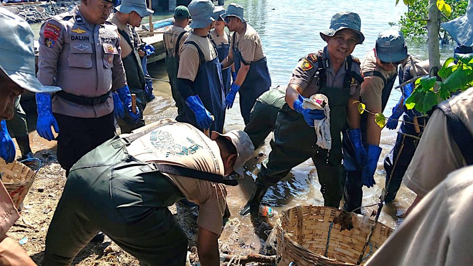 Kami mengajak masyarakat menjadikan budaya menjaga kebersihan sebagai kebiasaan sehari-hari, terutama bagi warga yang tinggal di kawasan pesisir