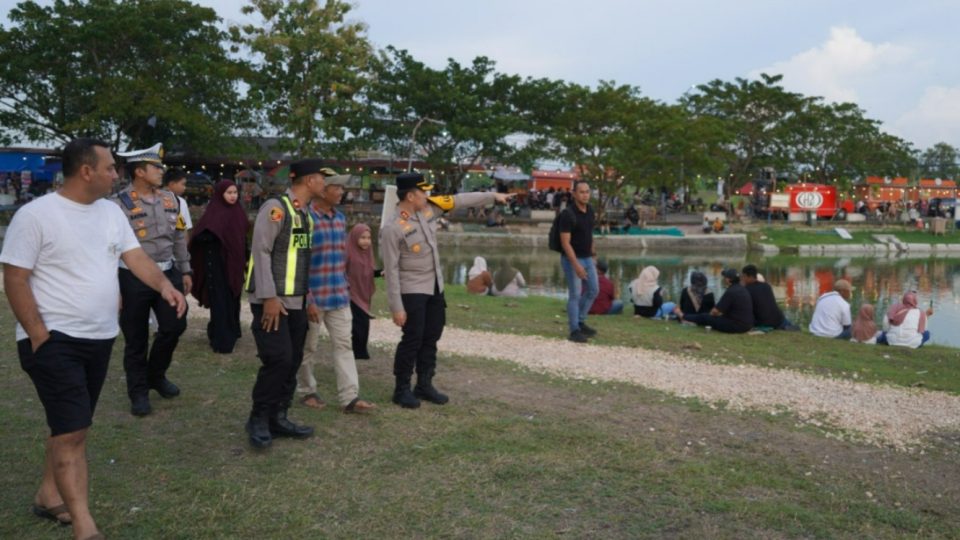 Kapolres Bojonegoro menyisir area wisata sembari berdialog aktif dengan pengelola, pedagang, serta para wisatawan yang datang dari berbagai daerah