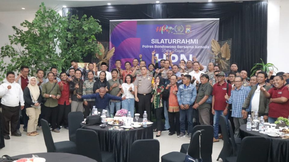 Kapolres Bondowoso AKBP Dr. Aryo Dwi Wibowo didampingi Wakapolres Kompol I Gede Suartika serta PJU mendapat sambutan hangat dari para insan pers.