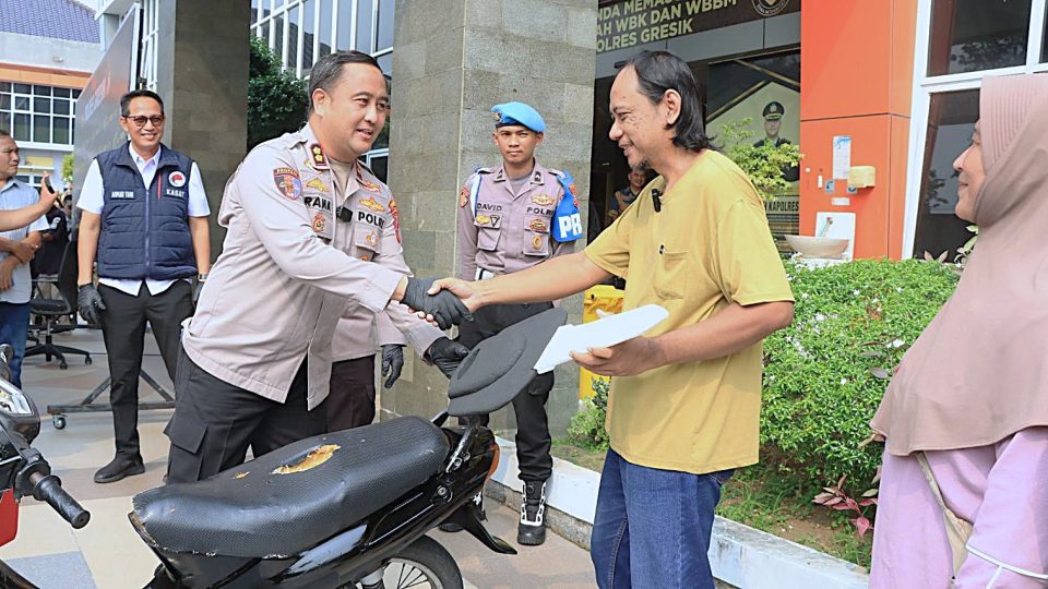Kapolres Gresik, serahkan sepeda motor yang dicuri kepada pemilik sah dan tanpa biaya