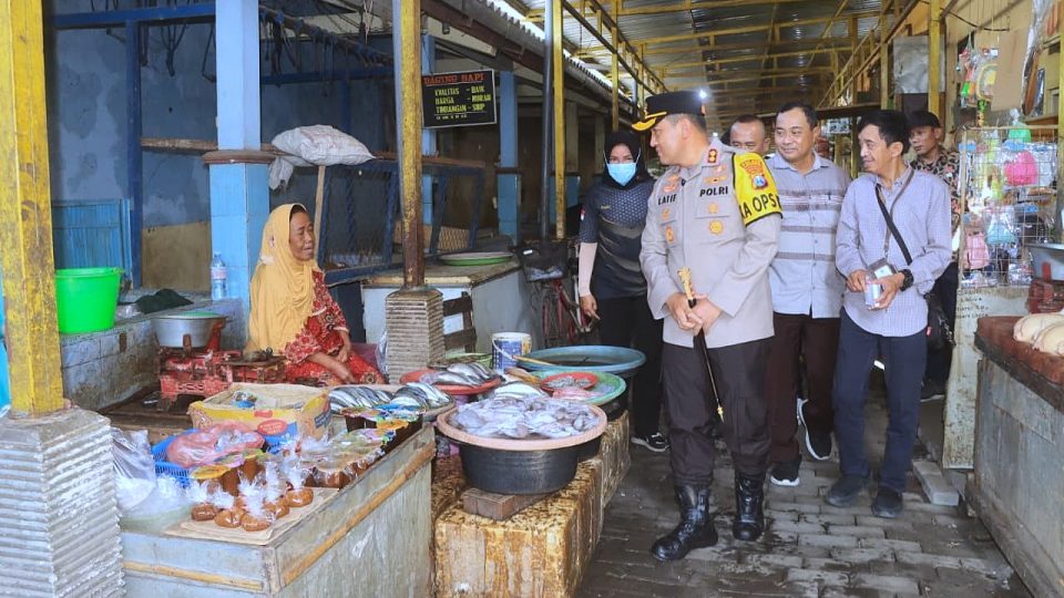 Kapolres Probolinggo memastikan stabilitas harga dan pasokan kebutuhan masyarakat tetap aman hingga perayaan Idul Fitri.