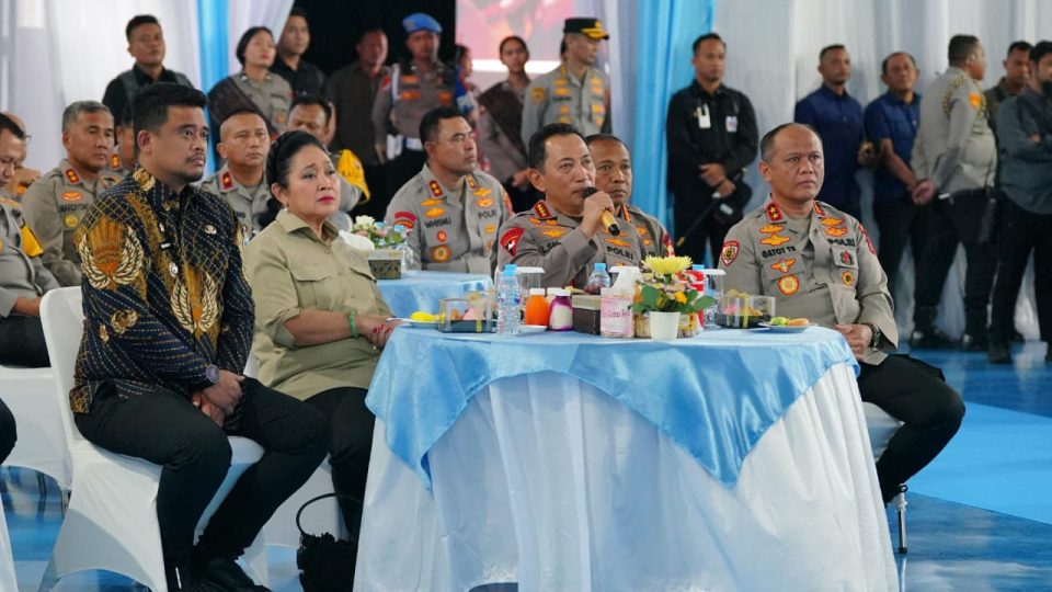 Kapolri Jenderal Listyo Sigit Prabowo memantau pembangunan jembatan bailey di wilayah Agam, Sumatra Barat, Diharapkan, jalur penghubung tersebut bisa segera beroperasi