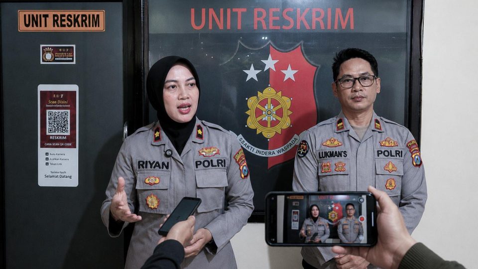 Kapolsek Sukun didampingi Kasi Humas Polresta Malang Kota Ungkap Kasus Pencurian Kotak Amal Masjid yang Viral, Tiga Pelaku Berjanji Mengembalikan