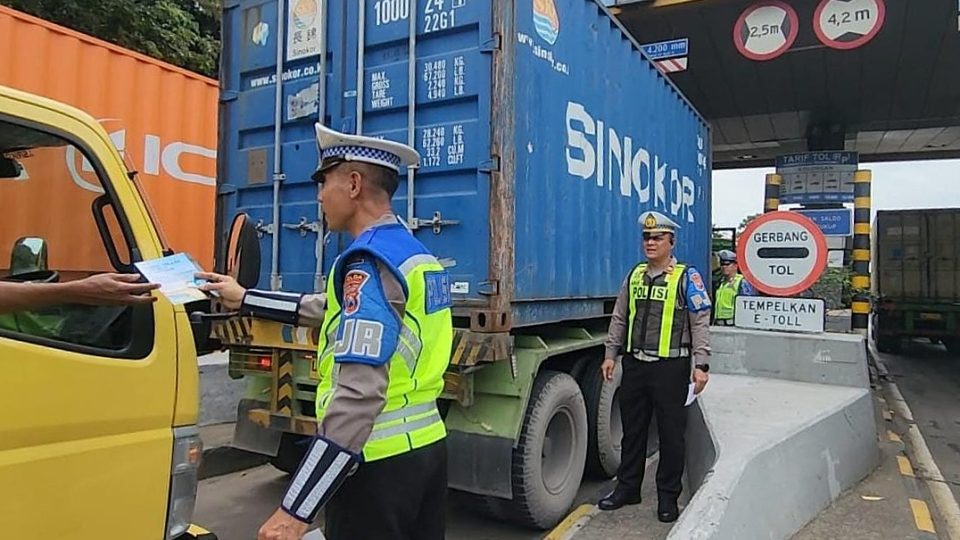 Kasat PJR Ditlantas Polda Jatim AKBP Hendrix Kusuma Wardhana menegaskan bahwa kepatuhan terhadap aturan lajur menjadi kunci keselamatan di jalan tol