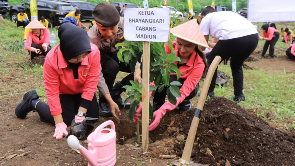 Kepala Perhutani KPH Madiun Rusydi menyampaikan apresiasi atas kolaborasi yang terjalin dengan Polres Madiun Polda Jatim dalam kegiatan penghijauan ini