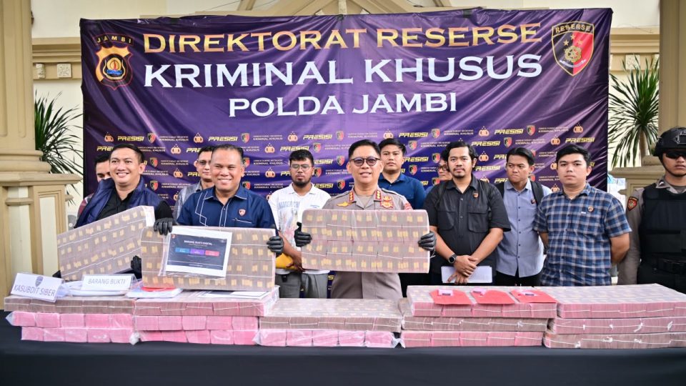 Ketiganya diduga menjadi bagian dari jaringan yang menyiapkan puluhan rekening bank dan akun aset kripto yang kemudian digunakan oleh pelaku utama, warga negara asing asal Bulgaria