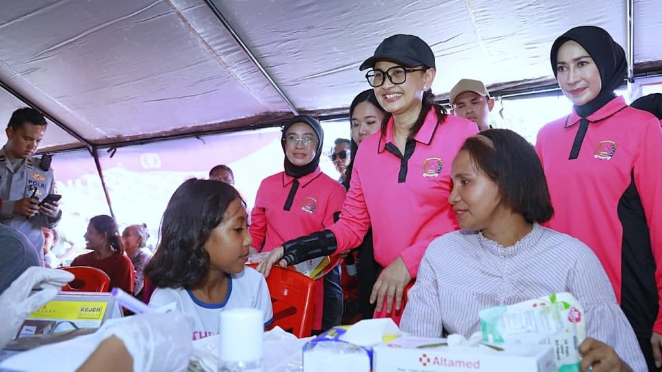Ketua Umum Bhayangkari Gelar Bakti Sosial & Bakti Kesehatan bagi Pengungsi Gempa Flores