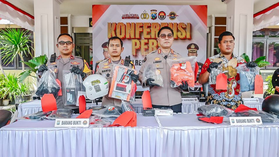 Korban kemudian mengalami kekerasan dan diseret ke pinggir jalan. Sepeda motor serta telepon genggam milik korban kemudian diambil secara paksa