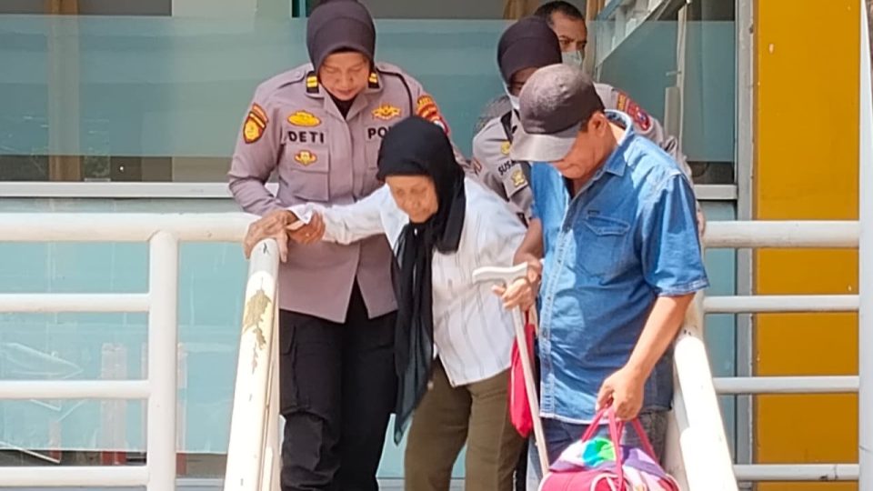 Layanan Humanis Polwan Polresta Sidoarjo Bantu Lansia di Terminal Purabaya Saat Arus Mudik