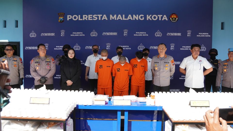 Meski hanya kurir, ANH masuk ancaman pidananya sangat berat, karena barang bukti lebih dari dua kilogram sabu dan ekstasi siap edar