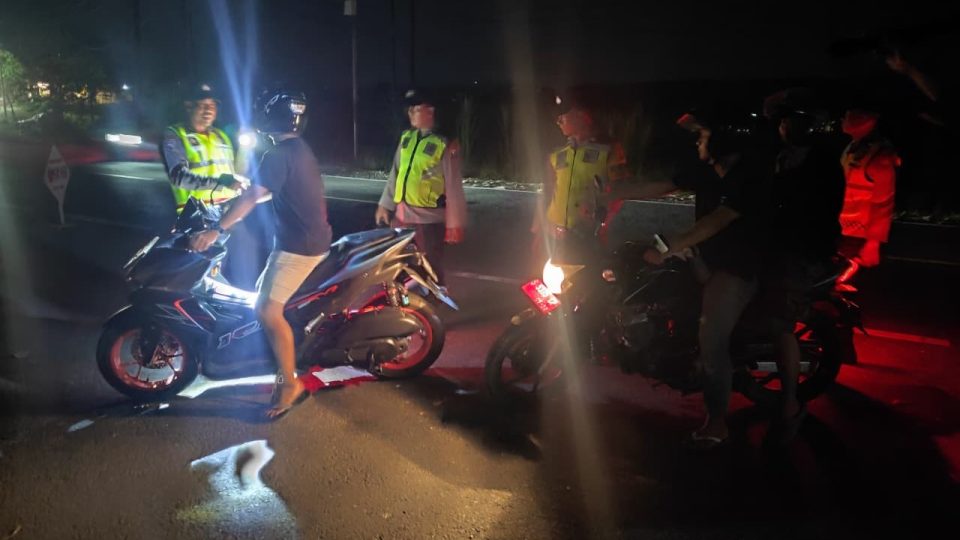 Meski kedua orang tua korban telah bercerai, tersangka diketahui masih kerap datang dan menginap di rumah mantan istrinya, terutama pada akhir pekan