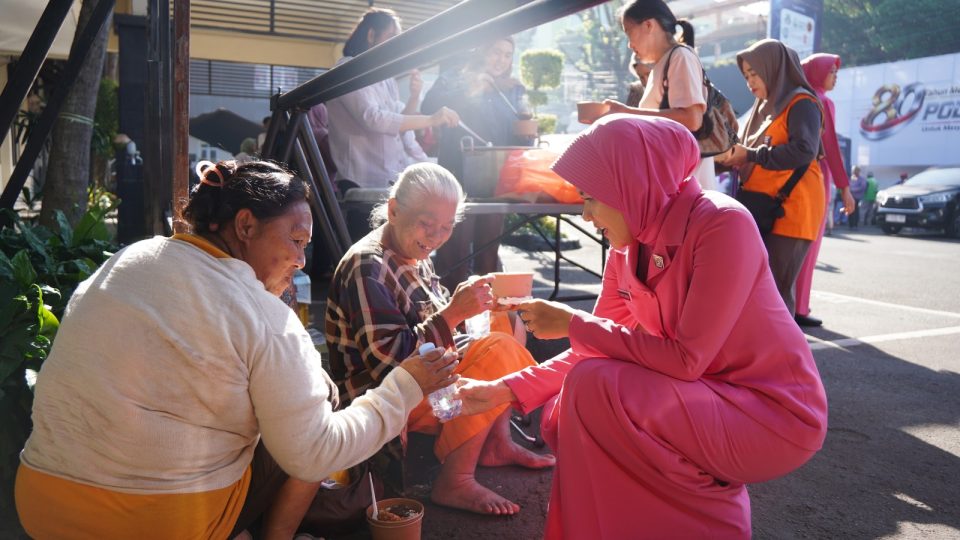 Ny Ucik menghampiri warga lanjut usia yang duduk santai menikmati sarapan bersama.