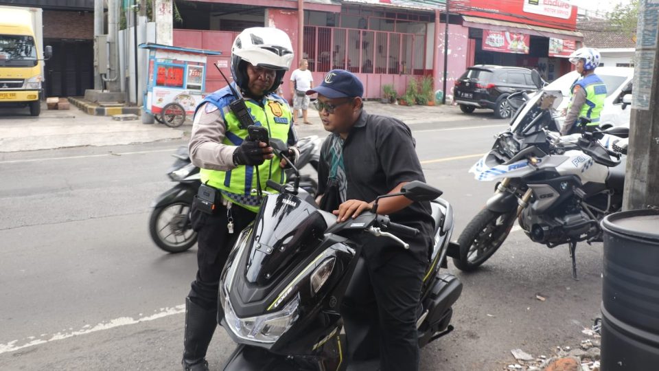 Optimalisasi Gakkum Presisi Ditlantas Polda Jatim Gelar Operasi Dakgar Berbasis Handheld