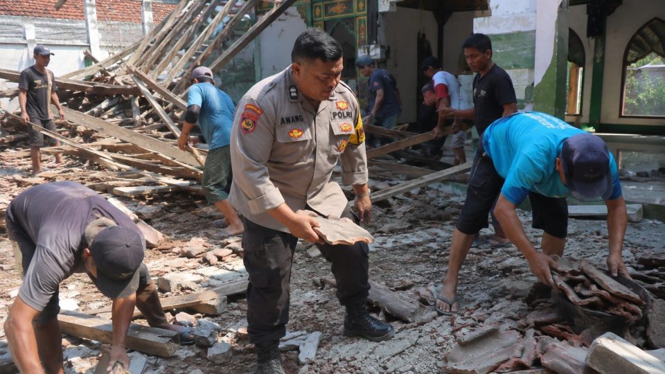 Pak Bhabin Peduli Tempat Ibadah, Aiptu Awang Ajak Warga Gotong Royong Bersihkan Material dan Mengamankan Barang Milik Masjid Al Islah yang Atapnya Ambruk