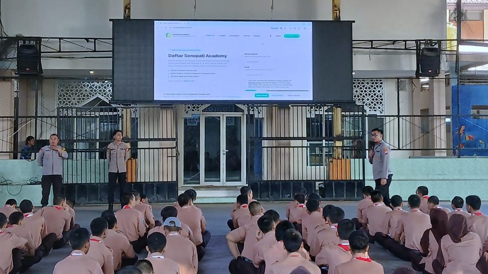 Pak Bhabin Polresta Malang Kota Dampingi Tim SDM Sosialisasi Pemahaman AI ke Siswa & Guru SMKN 6 Malang