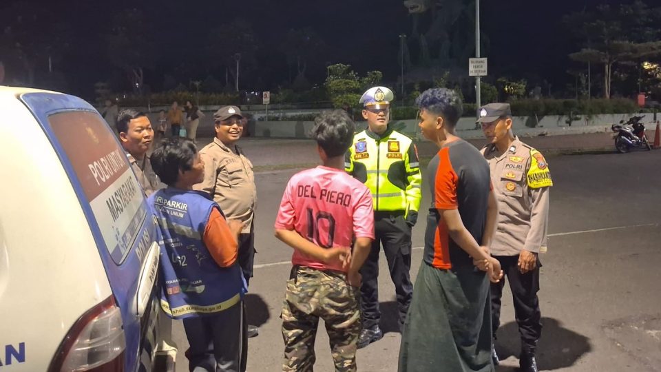 Patroli Dialogis Polres Pelabuhan Tanjungperak Imbau Warga di Pesisir Surabaya Antisipasi Banjir Rob