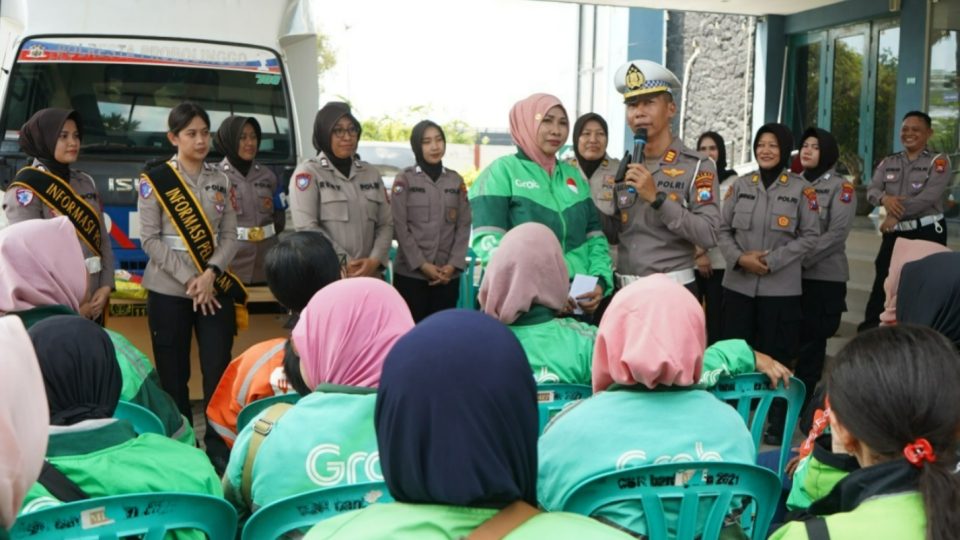 Pengemudi ojek daring perempuan merupakan manifestasi nyata dari adaptasi perempuan di tengah kerasnya realitas ekonomi