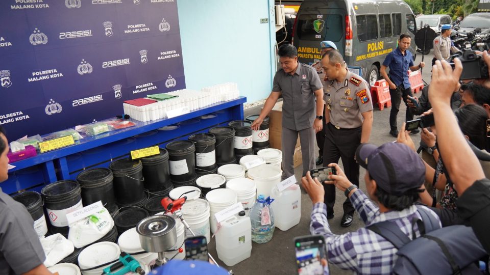 Penggunaan bahan tersebut dapat memicu iritasi kulit, alergi, rasa terbakar, penyumbatan pori-pori, gangguan pada mata, mual, hingga risiko paparan zat karsinogenik yang berpotensi memicu kanker kulit