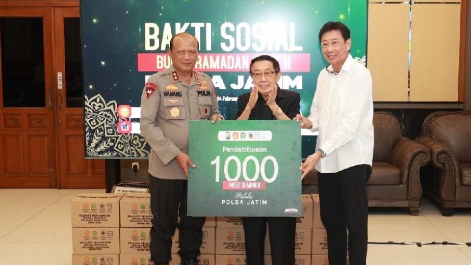 Penyerahan bantuan dilakukan secara simbolis oleh Ketua Umum Yayasan Bakti Persatuan, Alim Markus dan diterima oleh Kapolda Jatim Irjen Pol Nanang Avianto