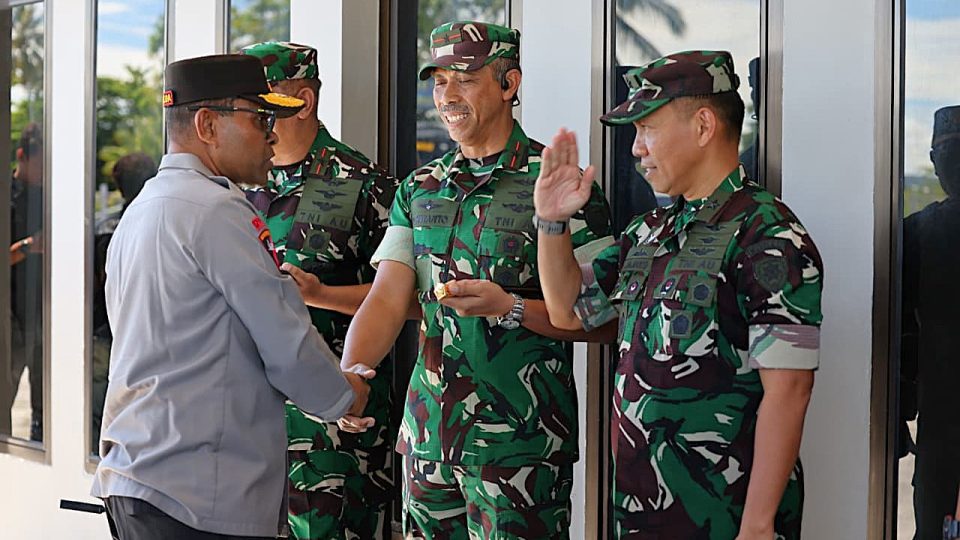 Perkuat Sinergi, Kapolda Papua Silaturahmi dan Makan Siang Bersama TNI di Biak Numfor
