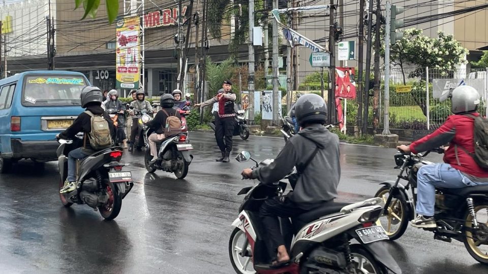 Personel melaksanakan pengaturan lalu lintas (Gatur Lalin) di sejumlah titik krusial