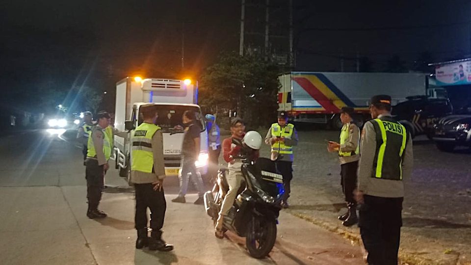 Petugas menerima pengaduan yang masuk melalui Call Center 110, dan segera kami tindaklanjuti dengan menerjunkan petugas untuk bergerak ke lokasi yang dimaksud