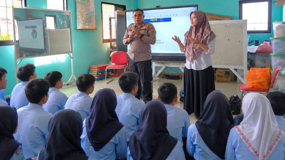 Polisi Sahabat ABK, AKP Totok Edukasi Pencegahan Asusila dan Bullying ke Siswa SLB-B YPTB Malang