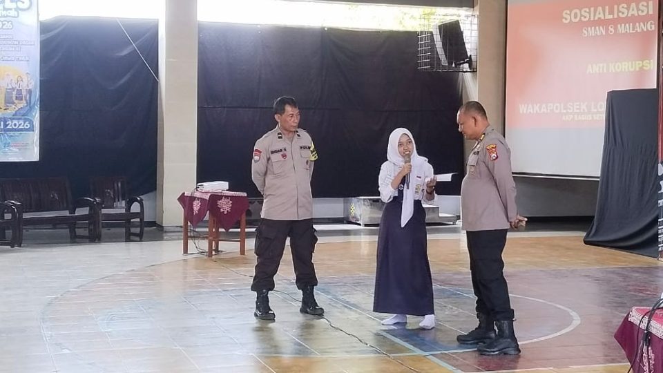 Polisi Sambang Sekolah Warnai MPLS, Wakapolsek Lowokwaru Edukasi Antikorupsi dan Bahaya Narkoba