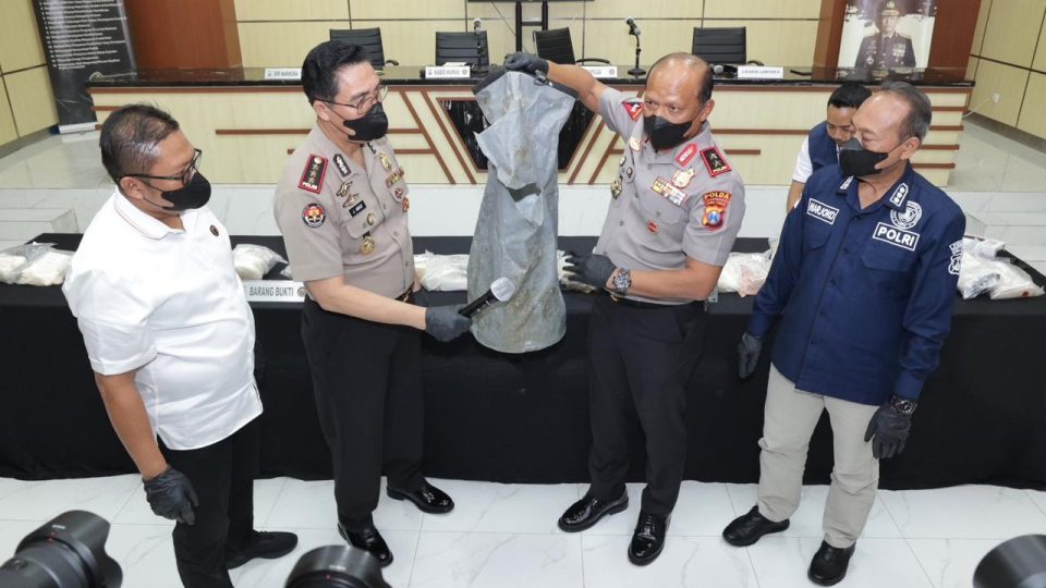 Polisi menemukan 23 bungkusan plastik bertuliskan “BUGATTI” yang diduga berisi narkotika. Sebanyak 9 bungkusan di dalam pulsak terpal warna abu-abu, sementara 14 bungkus tercecer dilokasi