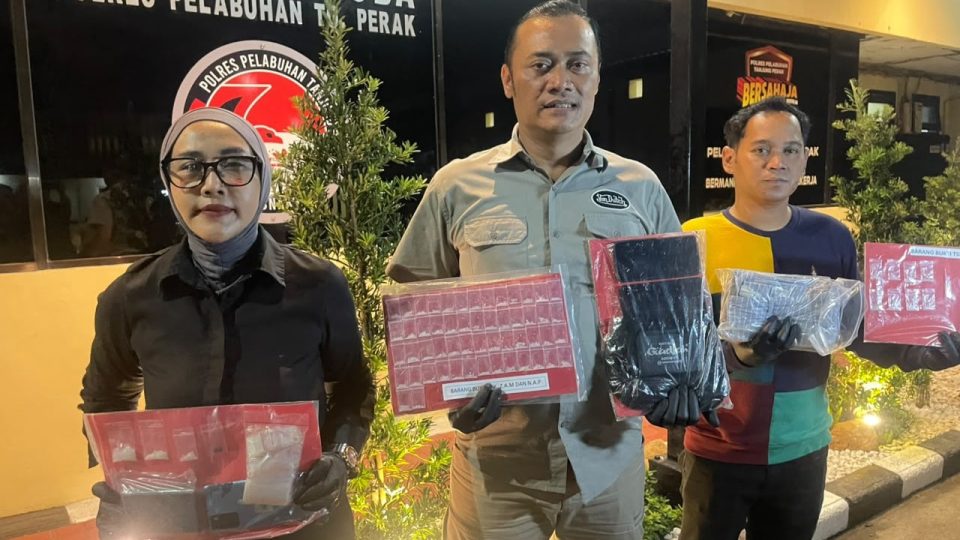 Polisi menyita barang bukti Sabu 22,76 gram, 2 butir ekstasi, timbangan digital, empat unit hp, serta sejumlah barang lain yang digunakan dalam aktivitas peredaran narkotika