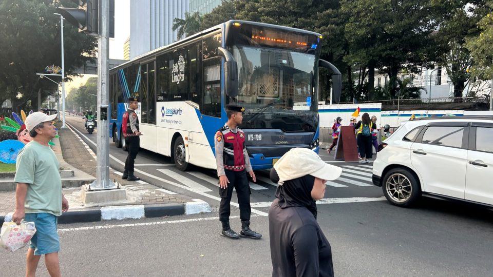 JAKARTA – Direktorat Samapta Korps Sabhara Badan Pemelihara Keamanan Kepolisian Negara Republik Indonesia (Dirsamapta Korsabhara Baharkam Polri) melaksanakan pengamanan ketat dalam kegiatan Hari Bebas Kendaraan Bermotor (HBKB) atau Car Free Day (CFD) di sepanjang jalan protokol Jakarta, Minggu (12/7/2026) pagi.  Pengamanan yang dimulai sejak pukul 05.00 WIB hingga 10.00 WIB ini difokuskan pada tiga titik keramaian utama warga ibu kota, yakni kawasan Bundaran HI, Patung Kuda, dan Sarinah. Langkah ini diambil untuk memastikan masyarakat dapat berolahraga dan beraktivitas dengan aman, nyaman, serta tertib.  Dirsamapta Korsabhara Baharkam Polri, Brigjen Pol. Dr. Mokhamad Ngajib, S.I.K., M.H., menyampaikan bahwa kehadiran personel di lapangan merupakan wujud nyata pelayanan Polri dalam menjaga ketertiban umum di ruang publik.  "Kami menerjunkan personel untuk melaksanakan pengamanan menyeluruh di area CFD. Selain menjaga keamanan obyek dan aktivitas warga, personel kami juga fokus melakukan pengaturan lalu lintas di sekitar perbatasan jalur HBKB agar tidak terjadi sumbatan kendaraan," ujar Brigjen Pol. Mokhamad Ngajib dalam keterangannya, Minggu (12/7).  Korsabhara Baharkam Polri Beri Rasa Aman Bagi Warga di Kawasan CFD Bundaran HI hingga Sarinah  Tidak hanya melakukan penjagaan statis, personel Dirsamapta juga menggelar patroli dialogis di sepanjang area CFD.  Melalui pendekatan humanis, petugas menyambangi warga yang sedang beraktivitas untuk memberikan imbauan kamtibmas, mengingatkan agar waspada terhadap barang bawaan, serta menjaga keselamatan anak-anak di tengah keramaian.  Hingga kegiatan CFD berakhir pada pukul 10.00 WIB, situasi di kawasan Bundaran HI, Patung Kuda, dan Sarinah terpantau aman, tertib, dan kondusif. Arus lalu lintas di sekitar lokasi juga langsung dinormalisasi dengan lancar setelah penutupan jalur HBKB selesai.  Kegiatan pengamanan ini berjalan sukses di bawah komando Dirsamapta Korsabhara Baharkam Polri dengan komitmen penuh dan semangat "Siap Solid Berhasil" demi memberikan rasa aman terbaik bagi seluruh lapisan masyarakat.