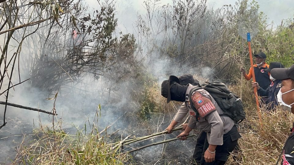 Polres Batu Terjunkan Personel Tangani Karhutla di Gunung Buthak dan Sterilisasi Jalur Pendakian Panderman