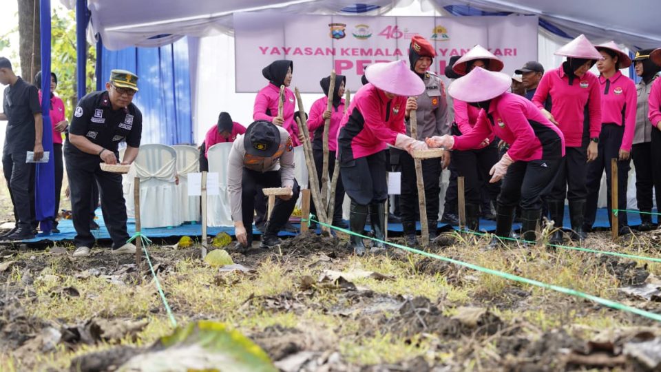 Polres Bojonegoro Polda Jatim bersama YKB Cabang Bojonegoro menggandeng Perum Perhutani KPH Bojonegoro dan kelompok tani tanam jagung dan ketela