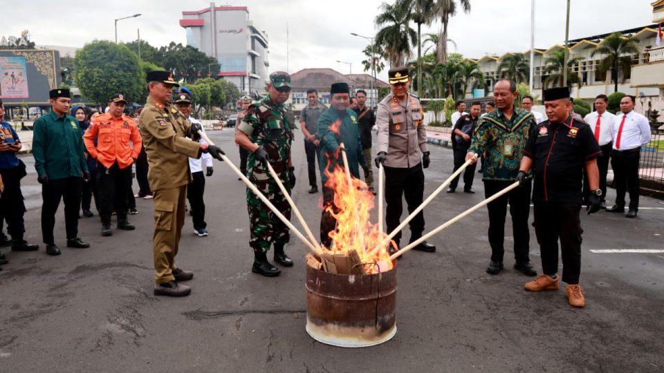 Polres Jember Musnahkan Ribuan Botol Miras Hasil Operasi Pekat di Bulan Ramadhan