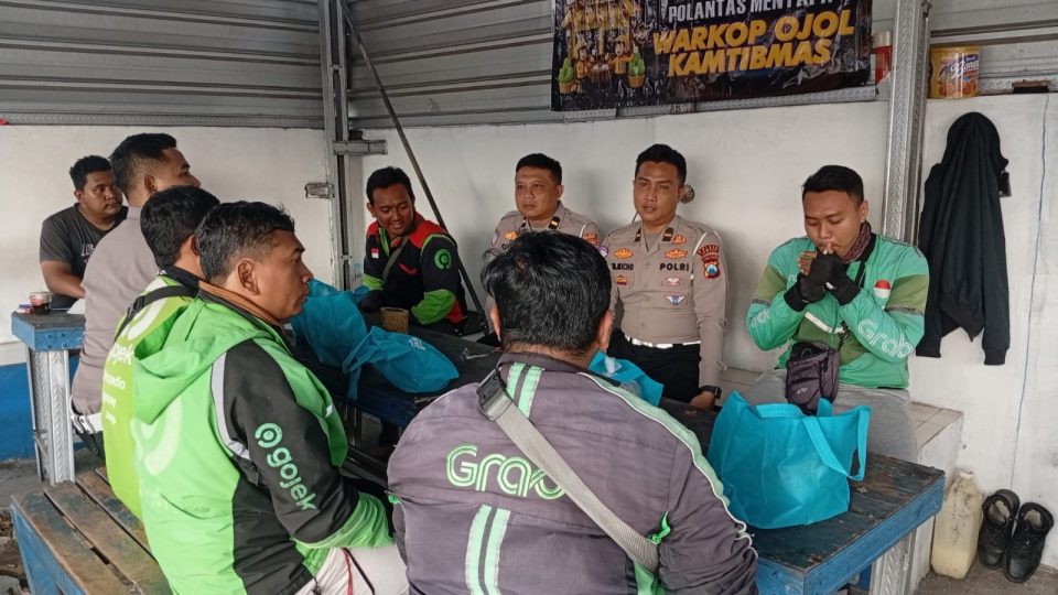 Polres Jember berbagi paket sembako kepada komunitas ojek online (Ojol)