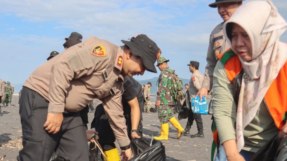 Polres Lumajang Bersama Pemda Gelar Aksi Bersihkan Pantai Bambang