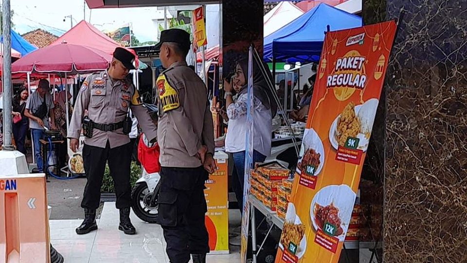 Polres Ngawi Patroli Pasar Pastikan Harga dan Stok Bapokting Aman
