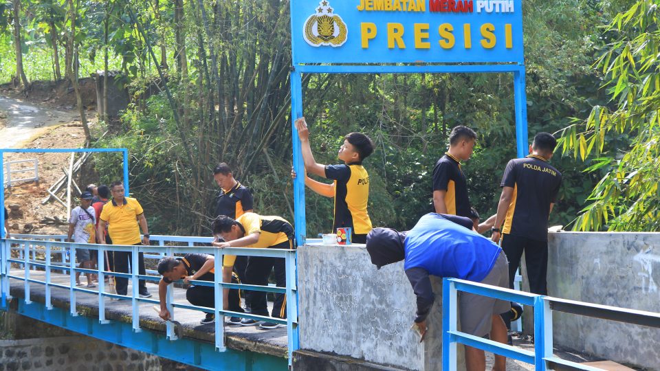 Polres Ngawi Rampungkan Perbaikan Jembatan Merah Putih Presisi di Blandongan