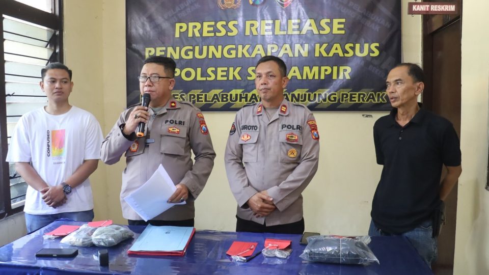Polres Pelabuhan Tanjungperak Amankan Tersangka Pencuri Komponen Panel TL di Surabaya