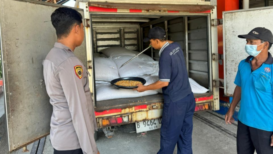 Polres Pelabuhan Tanjungperak Bantu Petani Distribusikan Jagung Hasil Panen ke Bulog