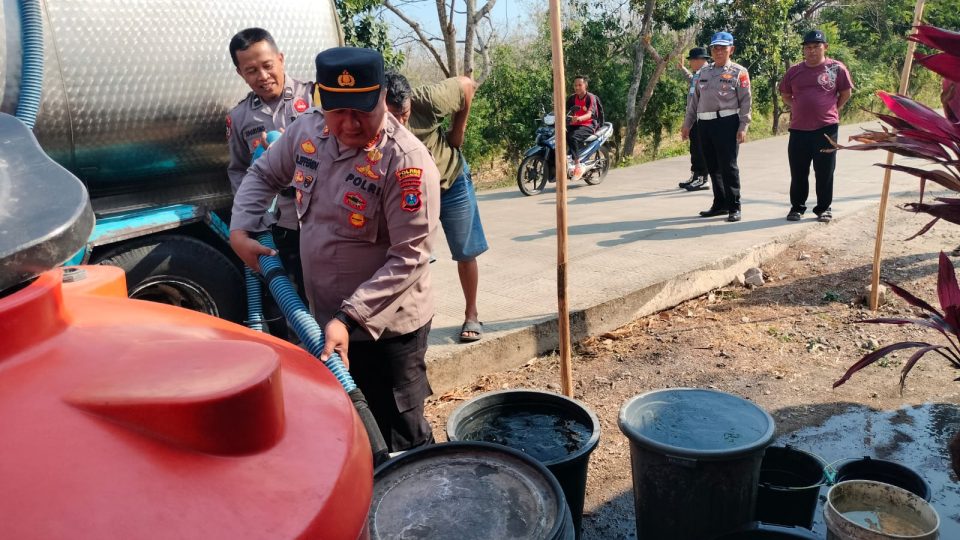 Polres Ponorogo Hadir Bawa Harapan Saat Kemarau Panjang, Salurkan 16 Ribu Liter Air Bersih untuk Warga Karangpatihan