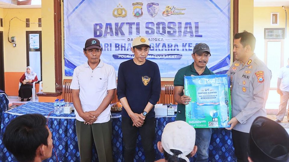 Polres Probolinggo menyalurkan bantuan berupa 10.000 liter air bersih, alat pertanian, bibit jagung, serta paket sembako