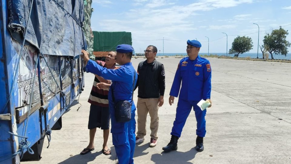 Polres Situbondo Perketat Pemeriksaan Muatan Truk di Pelabuhan Jangkar
