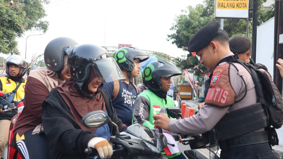 Polresta Malang Kota Bagikan 81 Bendera Merah Putih ke Pengendara, Pupuk Nasionalisme Jelang HUT RI ke-81