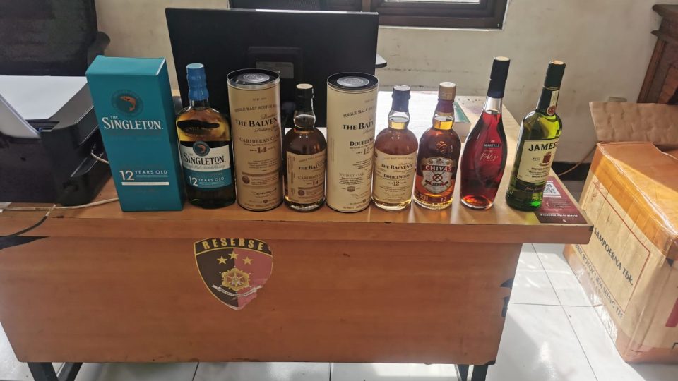 Polrestabes Surabaya Amankan Ratusan Liter Miras Ilegal di Lakarsantri